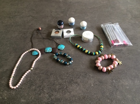 Grand déstockage produits de maquillage et Bijoux