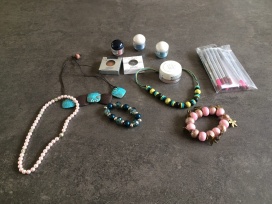 Grand déstockage produits de maquillage et Bijoux